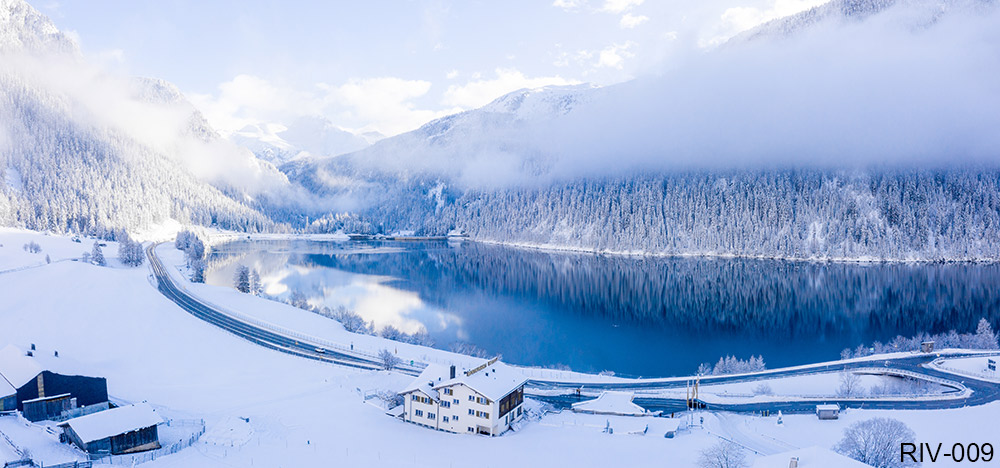 RIV-009_panoramic-shot-beautiful-snow-covered-trees-with-calm-lake-foggy-sky