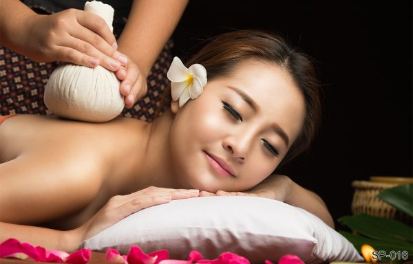 SP-016_1000X640_asian-woman-getting-thai-herbal-compress-massage-spa